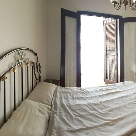 Lovely 2 Bedroom House With Private Garden Villa *