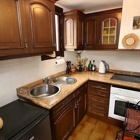 Lovely 2 Bedroom House With Private Garden *