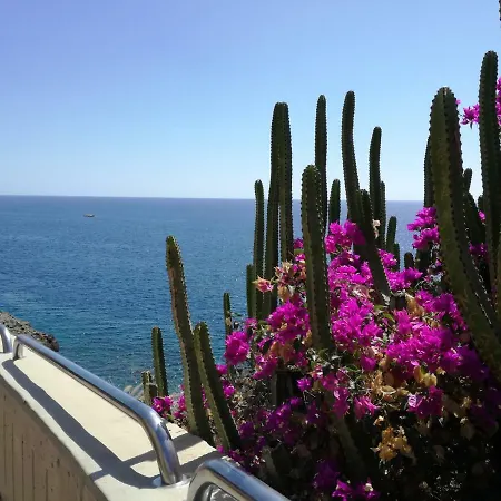 Lovely 2 Bedroom House With Private Garden Villa