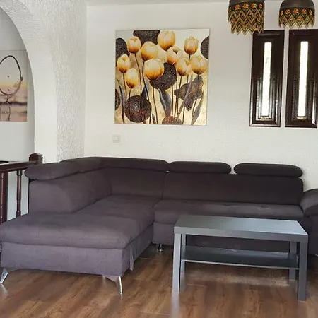 Lovely 2 Bedroom House With Private Garden Villa *