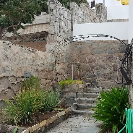 Villa Lovely 2 Bedroom House With Private Garden