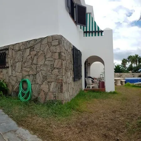 Lovely 2 Bedroom House With Private Garden Villa