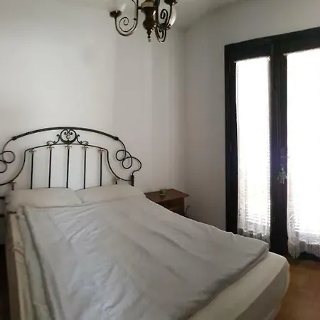 Lovely 2 Bedroom House With Private Garden