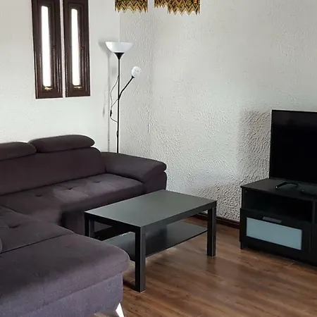 Lovely 2 Bedroom House With Private Garden Villa *
