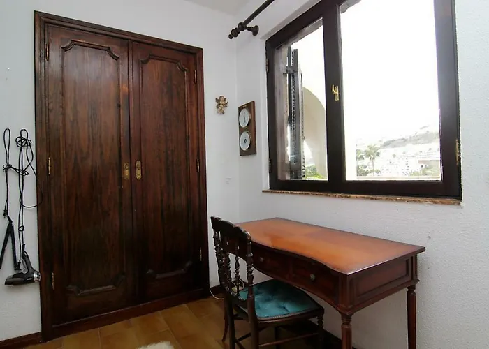 Lovely 2 Bedroom House With Private Garden *