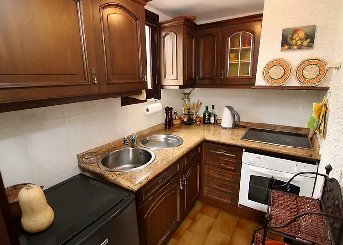 Lovely 2 Bedroom House With Private Garden *