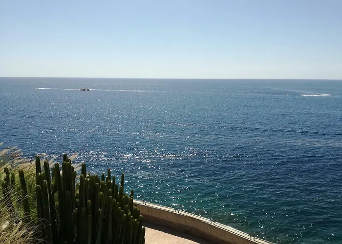 Lovely 2 Bedroom House With Private Garden *