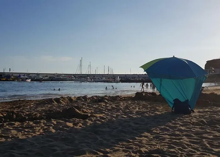 Lovely 2 Bedroom House With Private Garden *