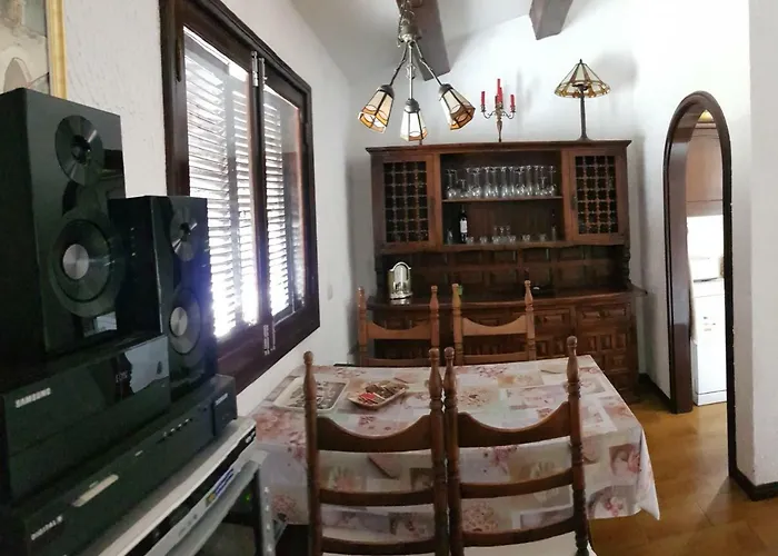 Lovely 2 Bedroom House With Private Garden Vila *