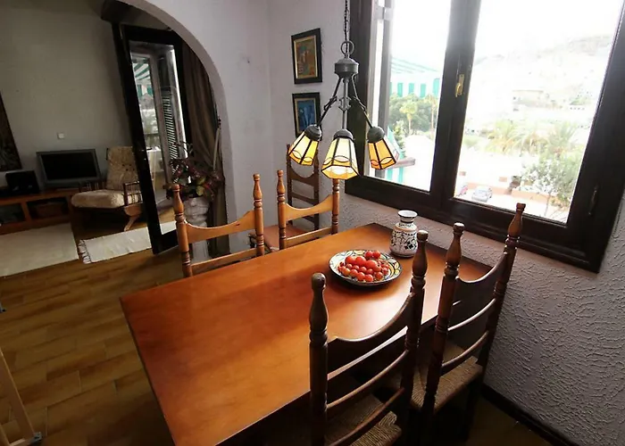 Lovely 2 Bedroom House With Private Garden Vila