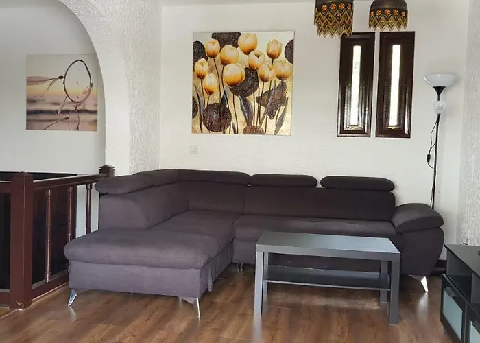 Lovely 2 Bedroom House With Private Garden Vila *