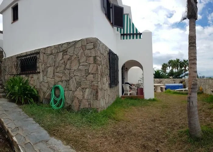 Lovely 2 Bedroom House With Private Garden Vila