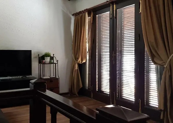 Lovely 2 Bedroom House With Private Garden Vila *