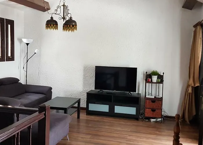 Lovely 2 Bedroom House With Private Garden Vila *