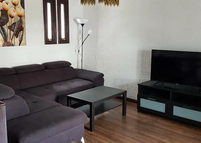 Lovely 2 Bedroom House With Private Garden Vila *